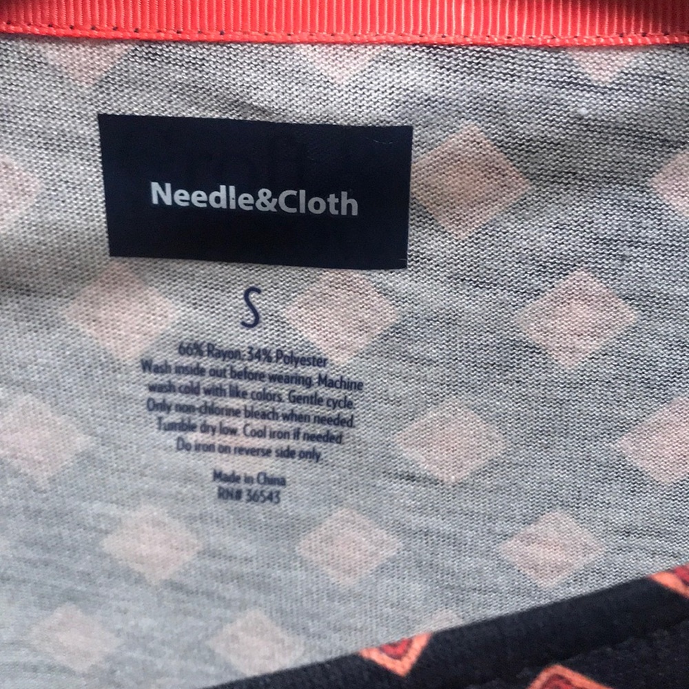 Cute tee, ties on the side. - Picture 4 of 5